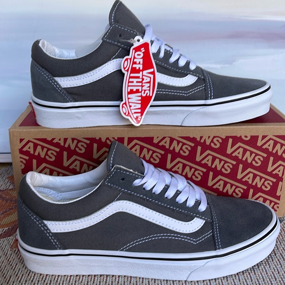 Vans WMNS Old Skool
Pewter/True White
VN0A4BV5195
Sneakers